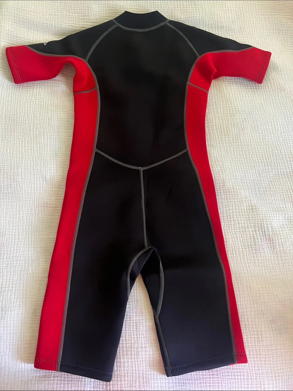 Hevto Kids Short Sleeve Neoprene One-Piece wet suit in Black and Red